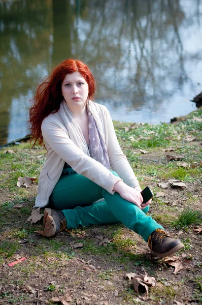 Beautiful young woman posing in the park — Stock Photo, Image