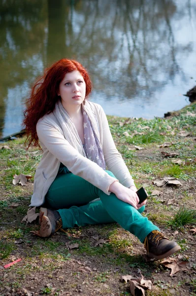 Schöne junge Frau posiert im Park — Stockfoto