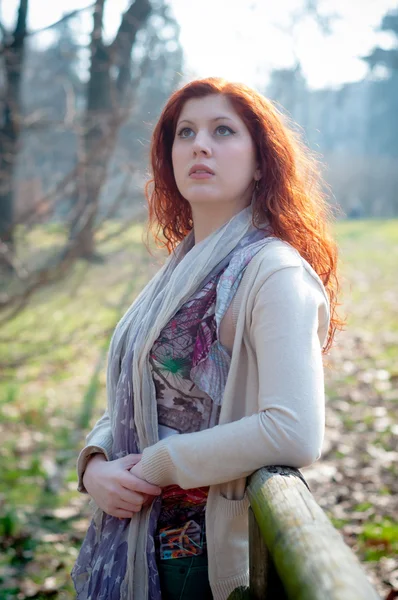 Beautiful young woman posing in the park — Stock Photo, Image