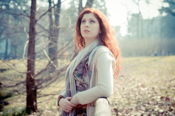 Beautiful young woman posing in the park — Stock Photo, Image