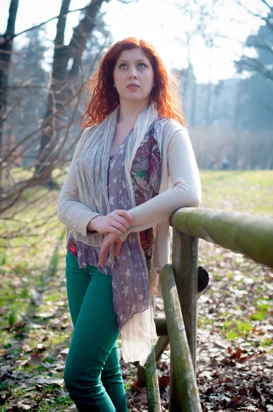 Beautiful young woman posing in the park — Stock Photo, Image