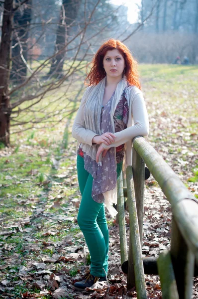 Beautiful young woman posing in the park — Stock Photo, Image