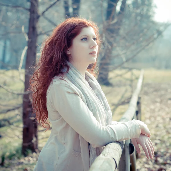 Belle jeune femme posant dans le parc — Photo