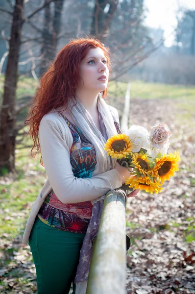 Beautiful young woman posing in the park — Stock Photo, Image