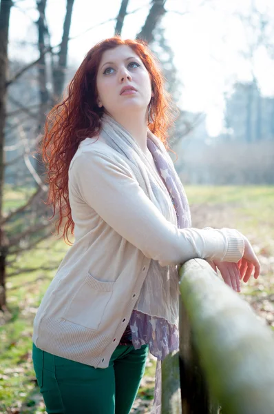 Beautiful young woman posing in the park — Stock Photo, Image