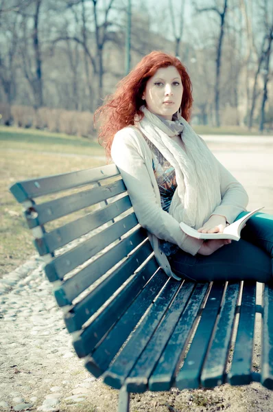 Schöne rote Kopf junge Frau Buch lesen — Stockfoto