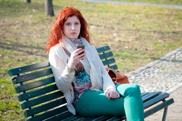 携帯電話の美しい若い女性 — ストック写真