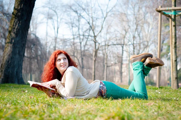 美しい赤ヘッド若い女性は本を読んで — ストック写真