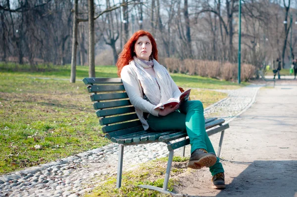 Hermosa cabeza roja joven mujer leyendo libro — Foto de Stock