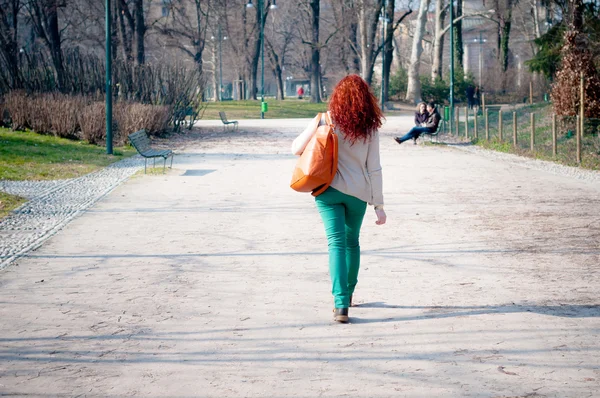 Jovem mulher caminhando — Fotografia de Stock