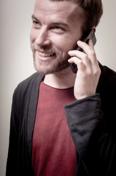Stilvoller Hipster-Mann am Telefon — Stockfoto