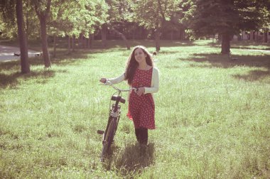 Vintage Doğu hipster kadın ile Bisiklet