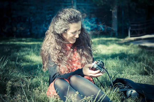 Hipster vintage vrouw met oude camera — Stockfoto