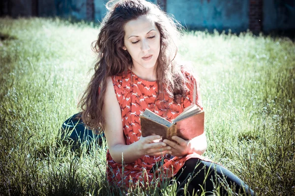 Восточная хипстерская винтажная женщина читает книгу — стоковое фото