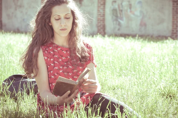 Oriental hipster vintage mujer lectura libro —  Fotos de Stock