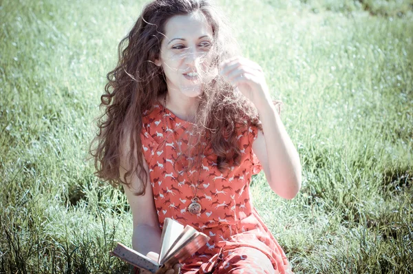 Oost-hipster vintage vrouw lezing boek — Stockfoto