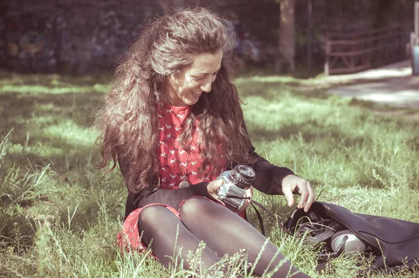 Hipster donna vintage con vecchia macchina fotografica — Foto Stock