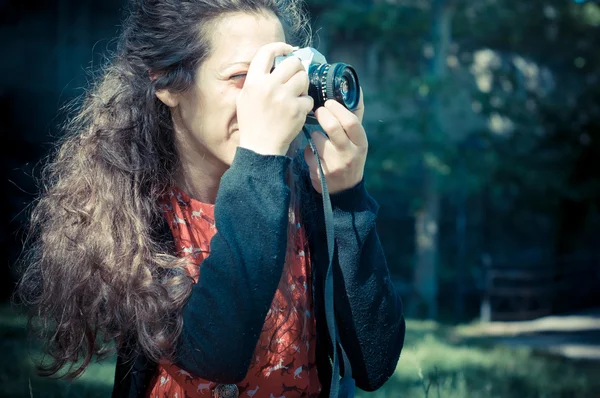 Винтажная женщина хипстера со старой камерой — стоковое фото