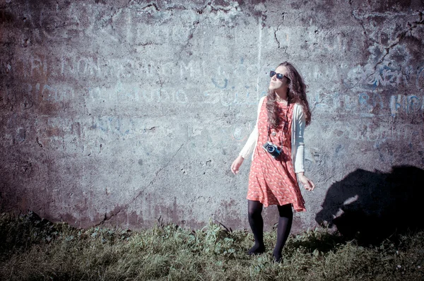 Hipster vintage woman with old camera — Stock Photo, Image