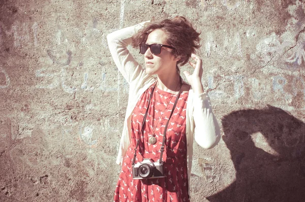 Hipster vintage kvinna med gamla kameran — Stockfoto
