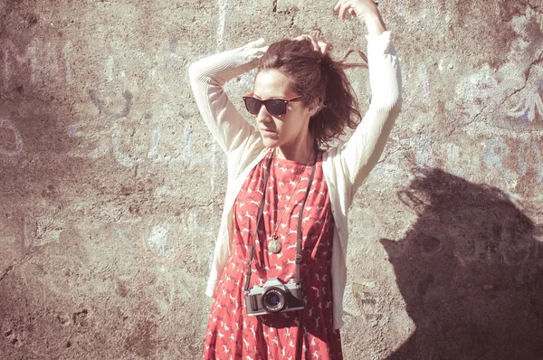 Hipster donna vintage con vecchia macchina fotografica — Foto Stock