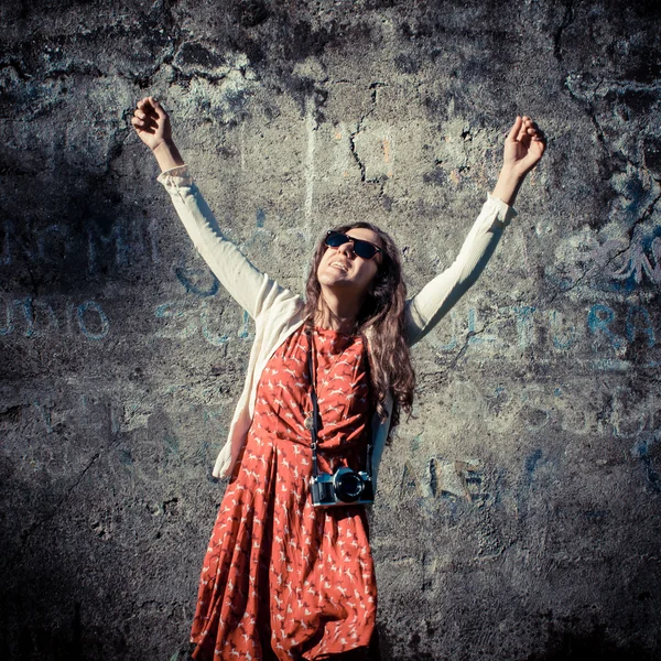 Hipster vintage mujer con viejo cámara — Foto de Stock