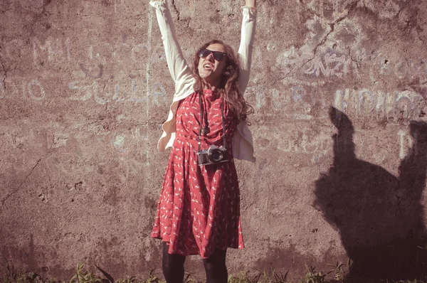 Hipster donna vintage con vecchia macchina fotografica — Foto Stock
