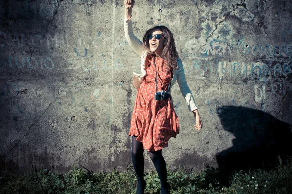 Feliz oriental vintage hipster mulher saltando — Fotografia de Stock