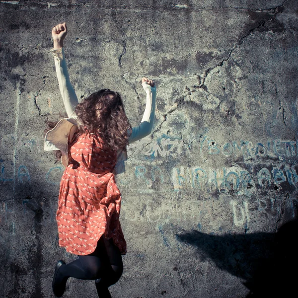 Gelukkig Oost-vintage hipster vrouw springen — Stockfoto