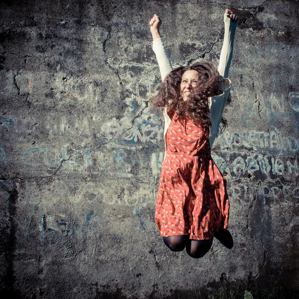 Щаслива східна старовинна жінка-хіпстер стрибає — стокове фото