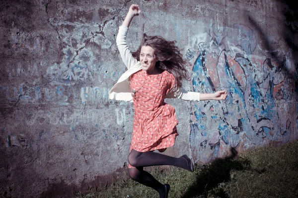 Mutlu Doğu vintage hipster kadın atlama — Stok fotoğraf