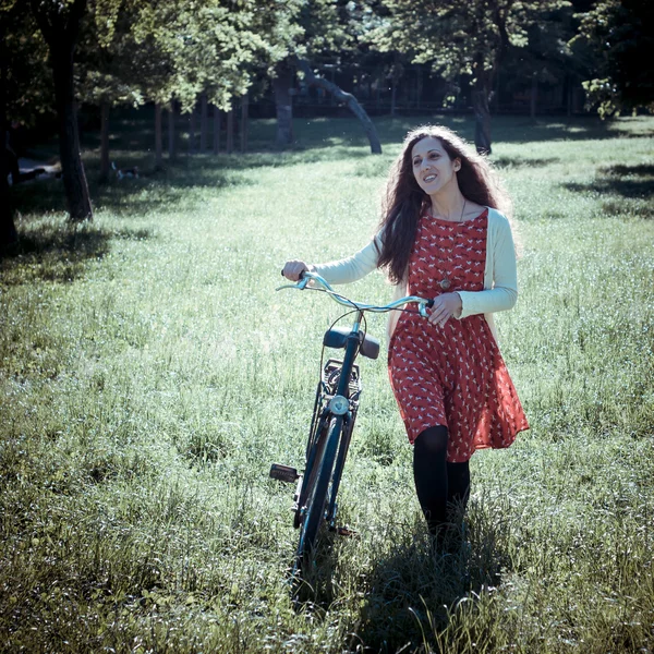 Vintage Ανατολική hipster γυναίκα με ποδήλατο — Φωτογραφία Αρχείου