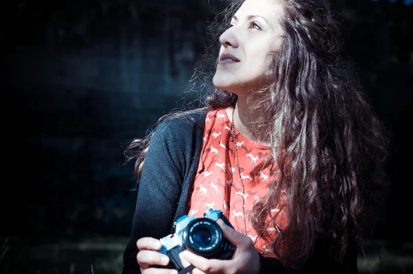 Hipster vintage mulher com câmera velha — Fotografia de Stock