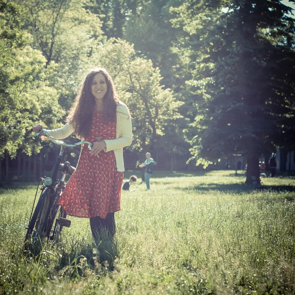 Vintage östra hipster kvinna med cykel — Stockfoto
