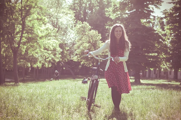 Donna hipster orientale vintage con bici — Foto Stock