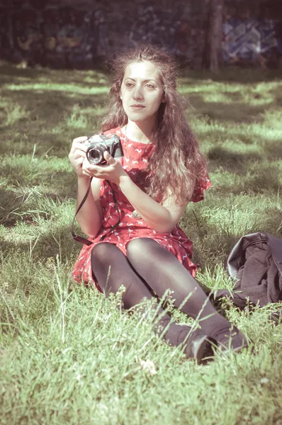 古いカメラで流行に敏感なビンテージ女性 — ストック写真