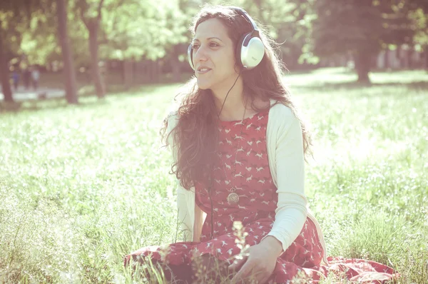 Vintage hipster mujer oriental con auriculares —  Fotos de Stock