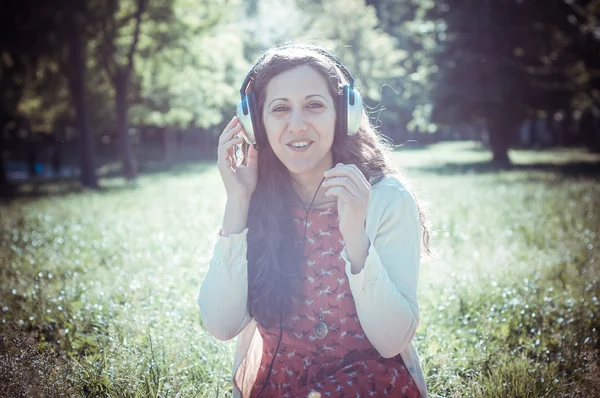 Vintage hipster Oost-vrouw met hoofdtelefoon — Stockfoto