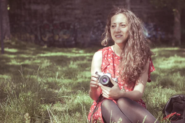 Винтажная женщина хипстера со старой камерой — стоковое фото