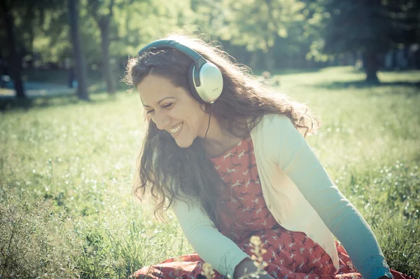 Vintage Hipster Ostfrau mit Kopfhörern — Stockfoto