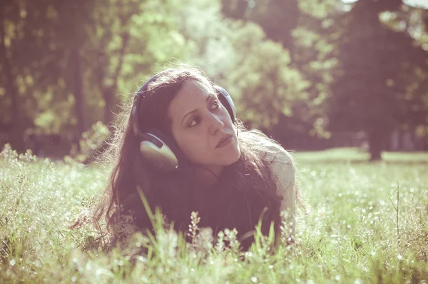 Vintage hipster mujer oriental con auriculares —  Fotos de Stock