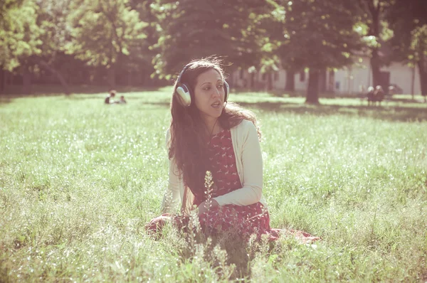 Vintage hipster mujer oriental con auriculares —  Fotos de Stock