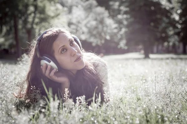 Vintage hipster mujer oriental con auriculares —  Fotos de Stock