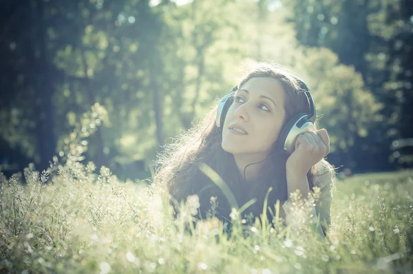 Vintage hipster mujer oriental con auriculares — Foto de Stock