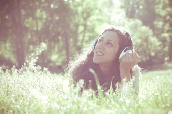 Vintage hipster mulher oriental com fones de ouvido — Fotografia de Stock