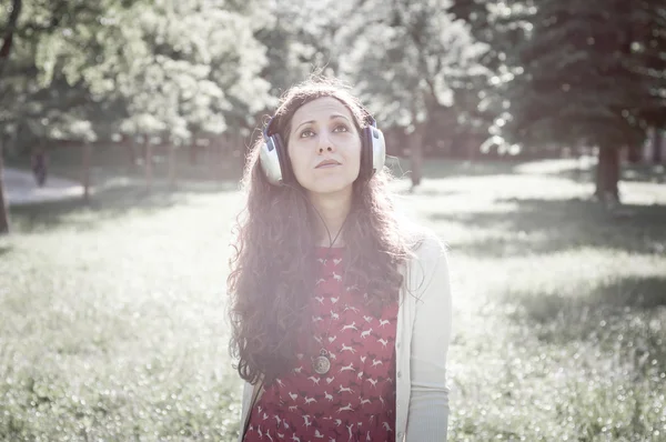 Vintage hipster mulher oriental com fones de ouvido — Fotografia de Stock