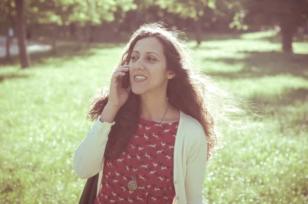 Hipster vintage femme au téléphone — Photo