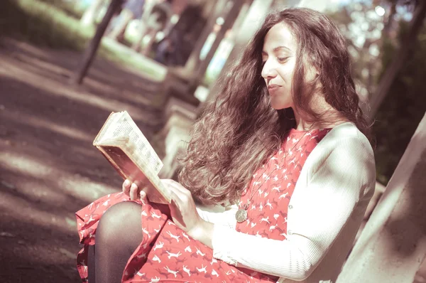 Oost-hipster vintage vrouw lezing boek — Stockfoto