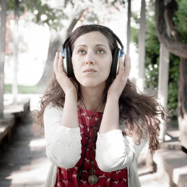 Sztuka hipster wschodniej kobieta ze słuchawkami — Zdjęcie stockowe