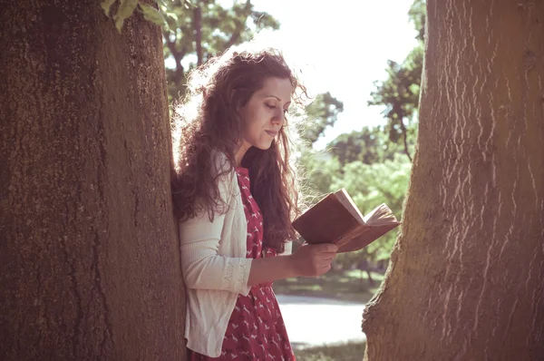 Oriental hipster vintage mujer lectura libro — Foto de Stock